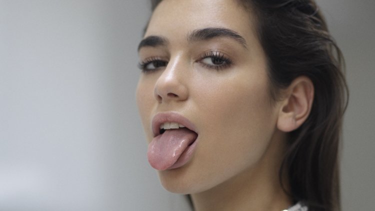 Dua Lipa в профиль