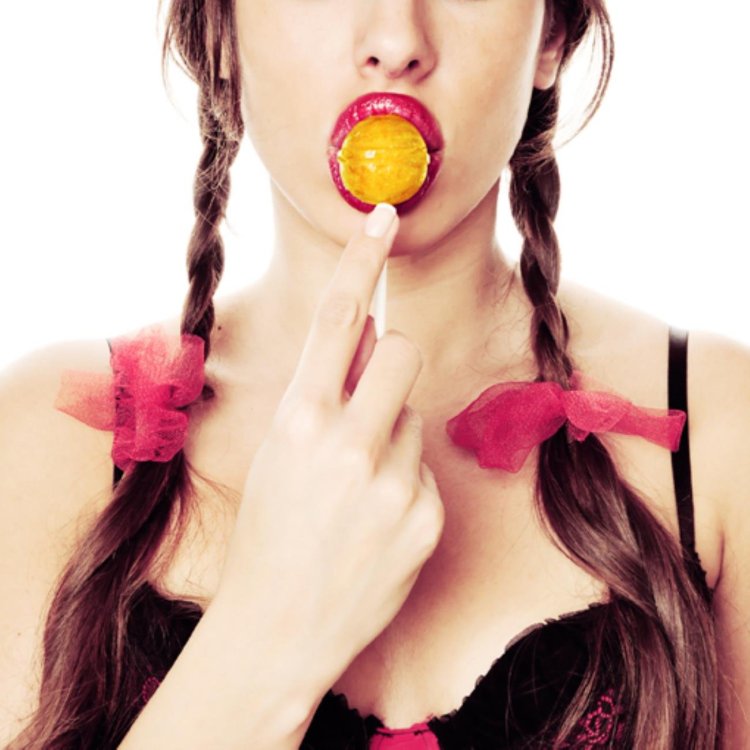 Красивые девушки с длинными языками