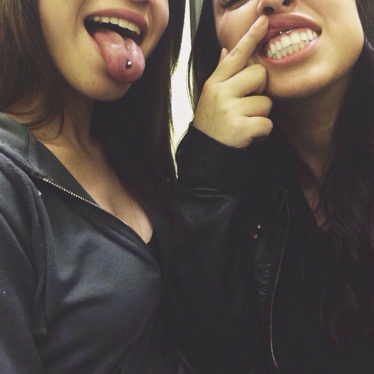 Голая жена высунула язык