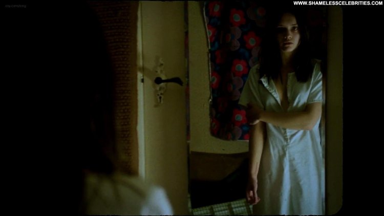 Оливия Кук босиком