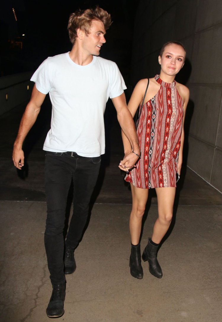 Оливия Кук hot