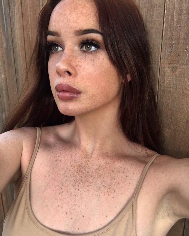 Полуобнаженная девушка с рыжими волосами