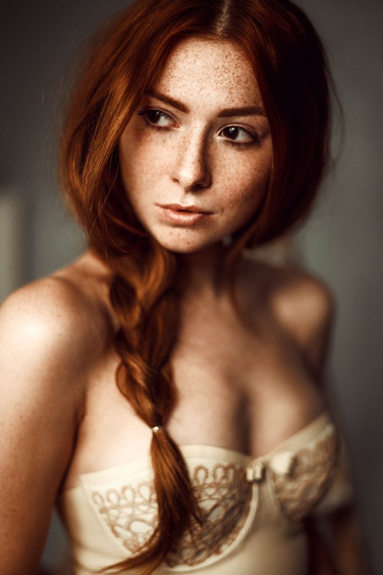 Девушка с веснушками