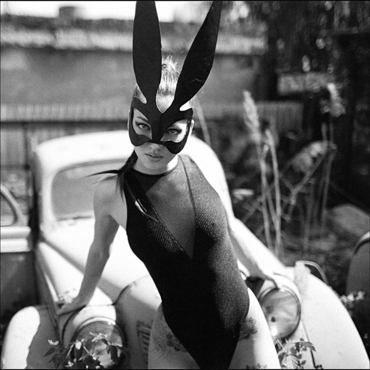 Блондинка в костюме медсестры