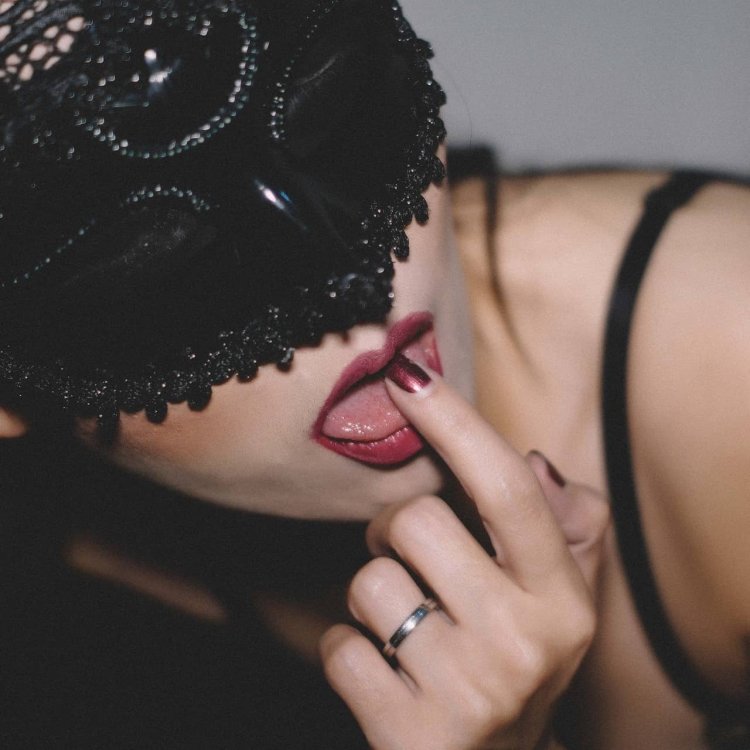 Девушка в маске