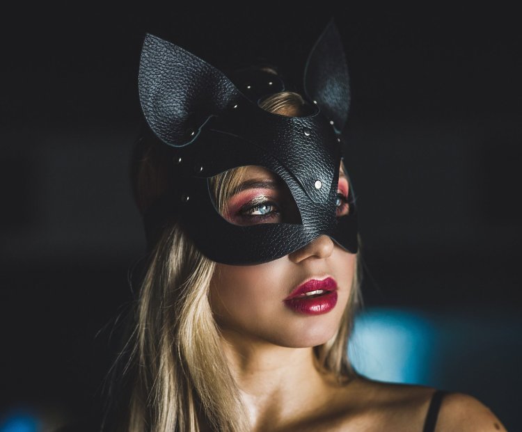 Рианна в образе девушка с сережкой