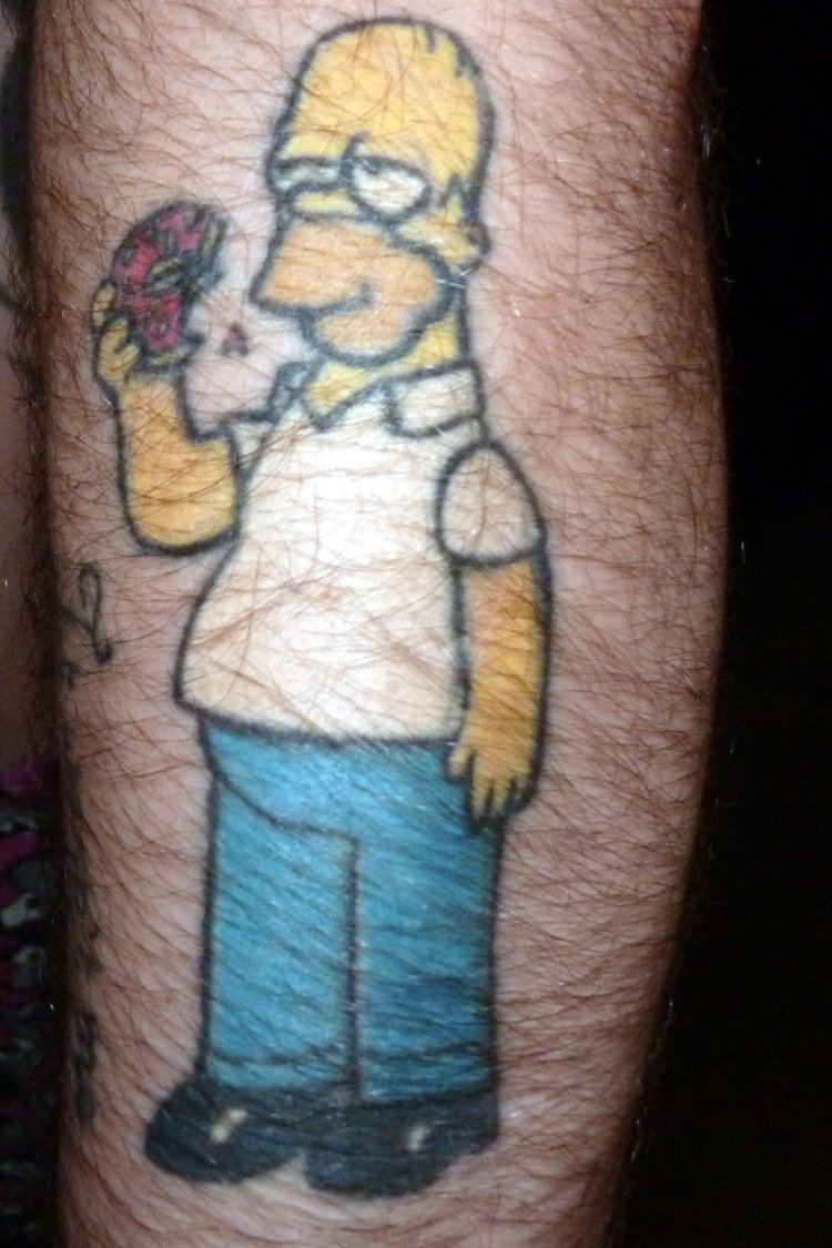 Тату гомер симпсон на руке