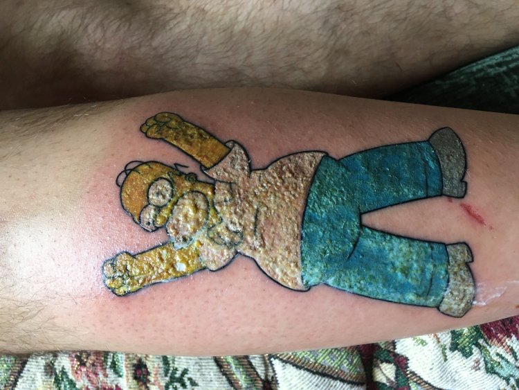 Тату гомер симпсон на ноге