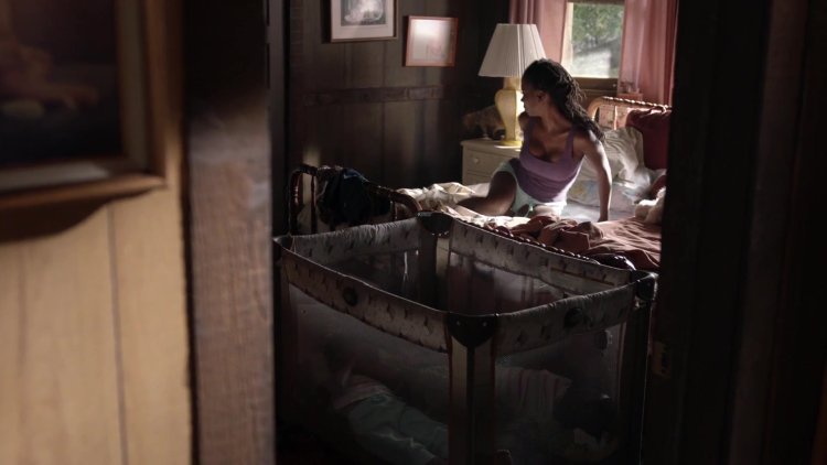 Голая Шанола Хэмптон в сериале «Бесстыдники», 2011