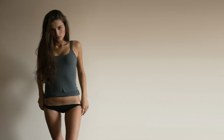 Голенькие девушки в футболках