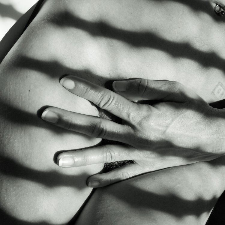 Красивые мужские руки на женском теле