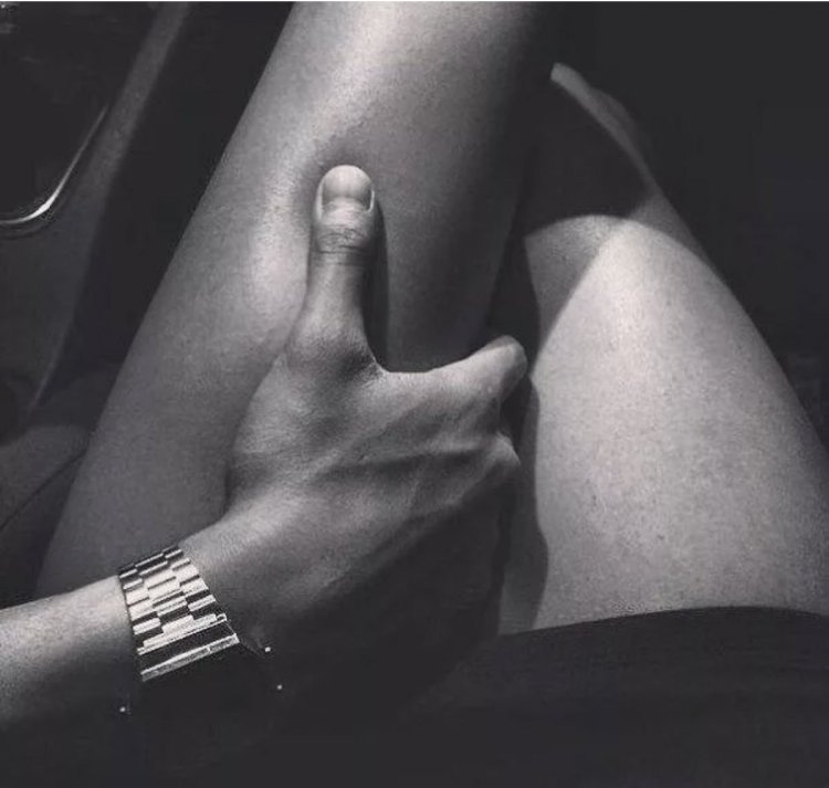 Красивое женское тело ню и член