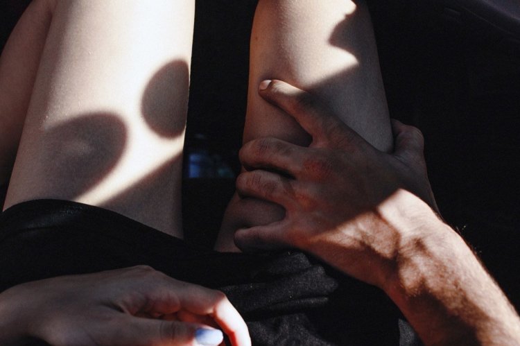 Связала парня и обнимает голая