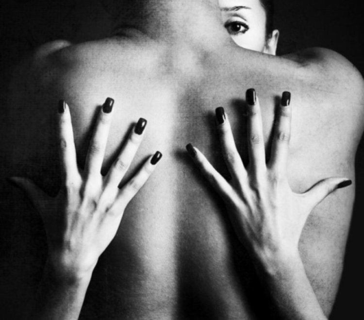 Мужские руки на женском теле