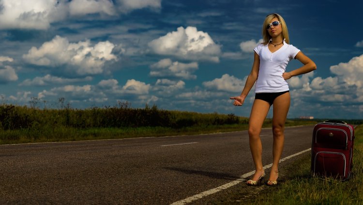 Девушка на трассе