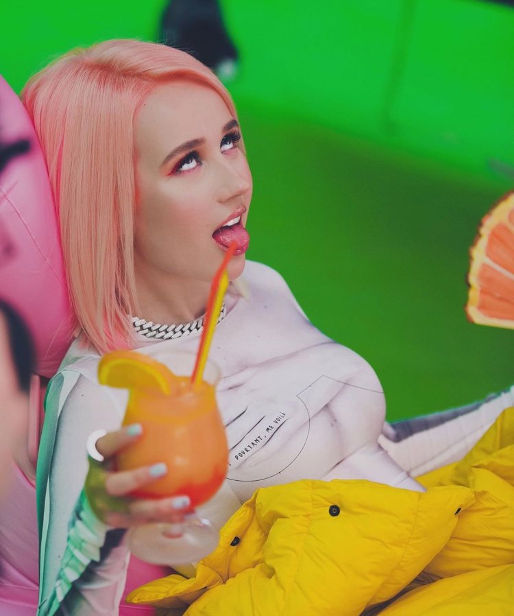 Клава Кока в купальнике горячие неприличные