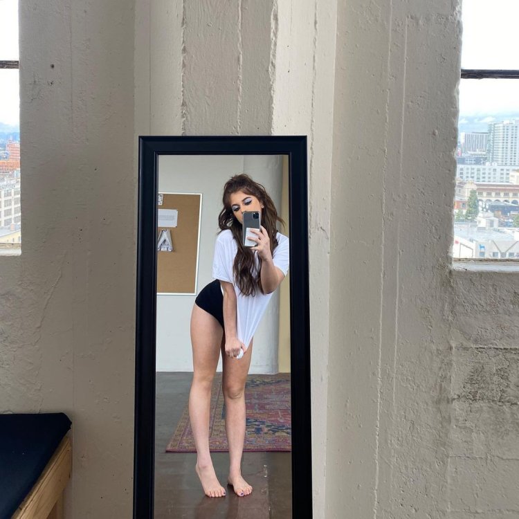 Лиза Анохина в купальнике и трусах