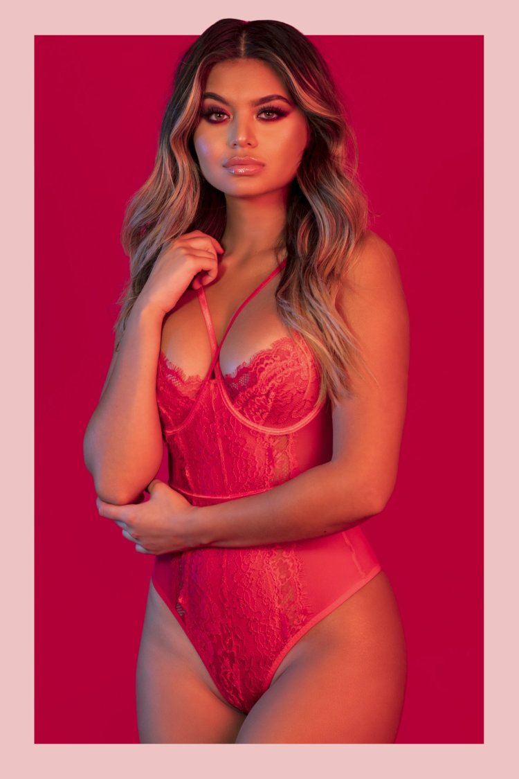 Sofia Jamora тверк