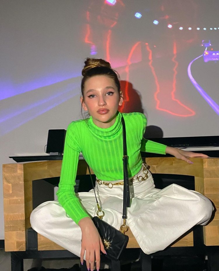 Лиза Анохина в гольфах