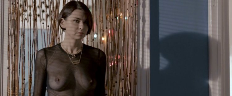 Девушка со спины в воде ню