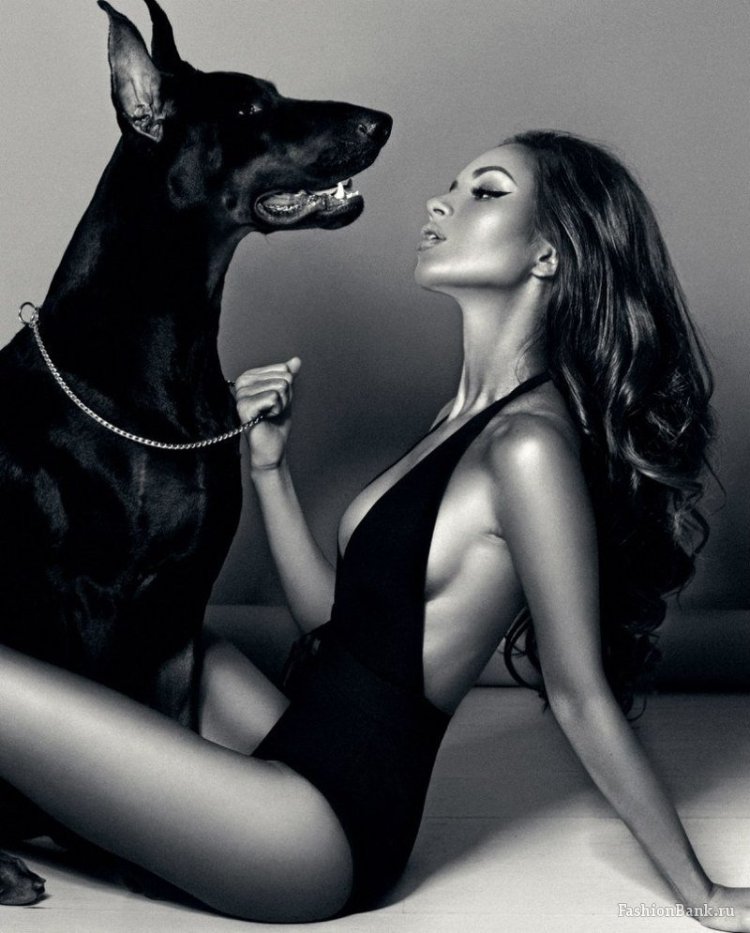 Красивая девушка с собачкой в апартаментах