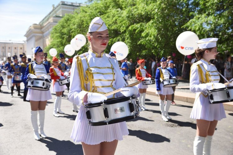 Барабанщицы в коротких