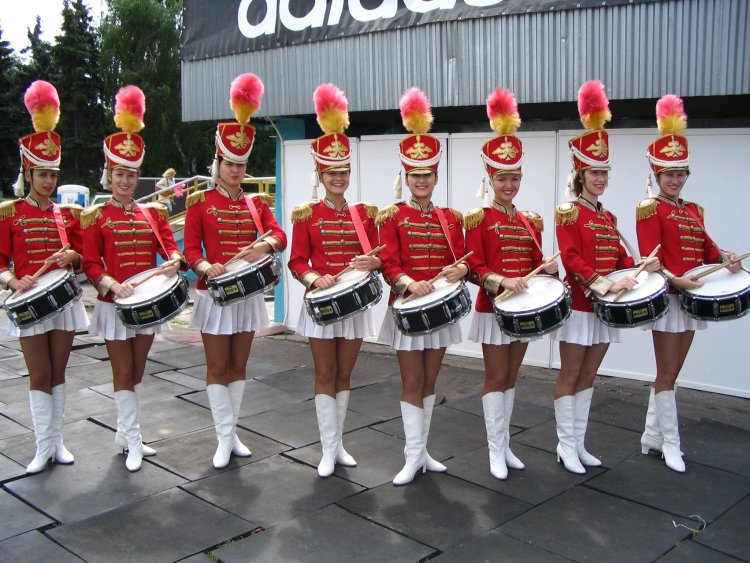 Ансамбль барабанщиц «золотые эполеты»