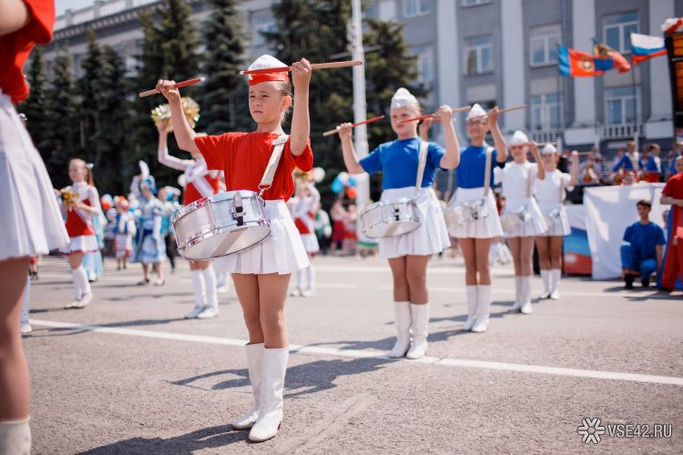 Малиновский. Барабанщицы