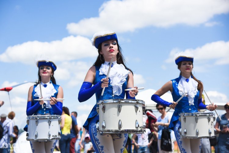 Барабанщицы в коротких