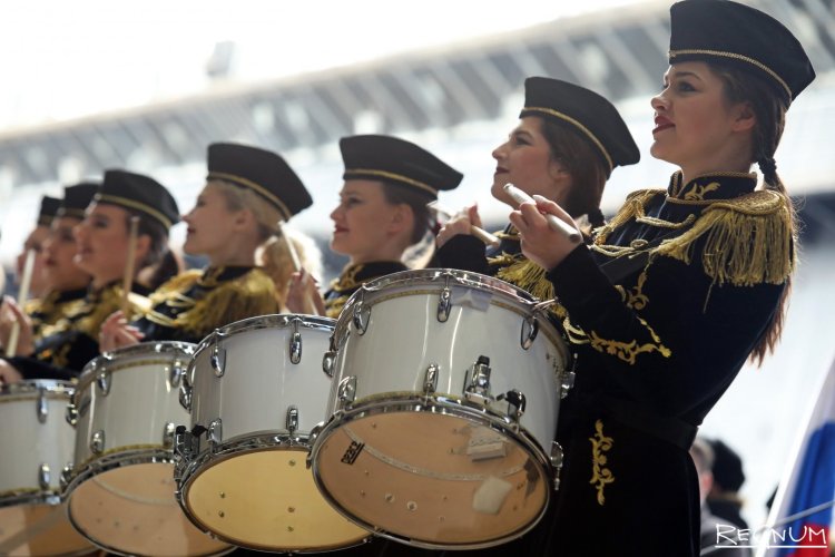 Барабанщицы в коротких юбках