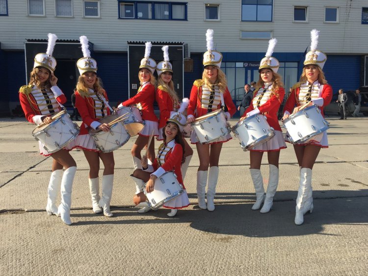 Девушки барабанщицы