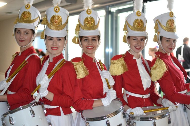 Девушки барабанщицы
