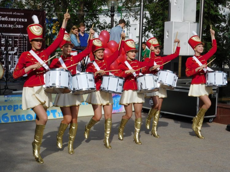 Девичьи ансамбли в военной форме