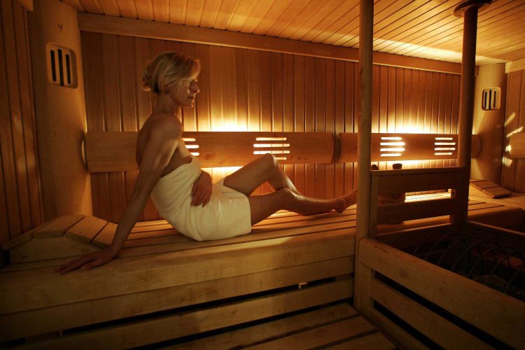 Красивые девушки в парилке