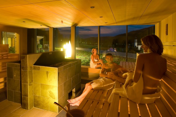 Женщины в парилке на дровах