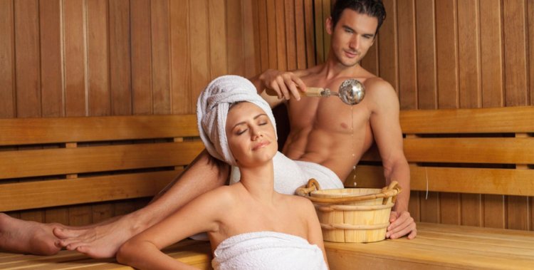 Мужчина и женщина в сауне