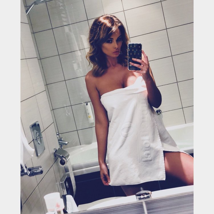 Анна Седокова в полотенце