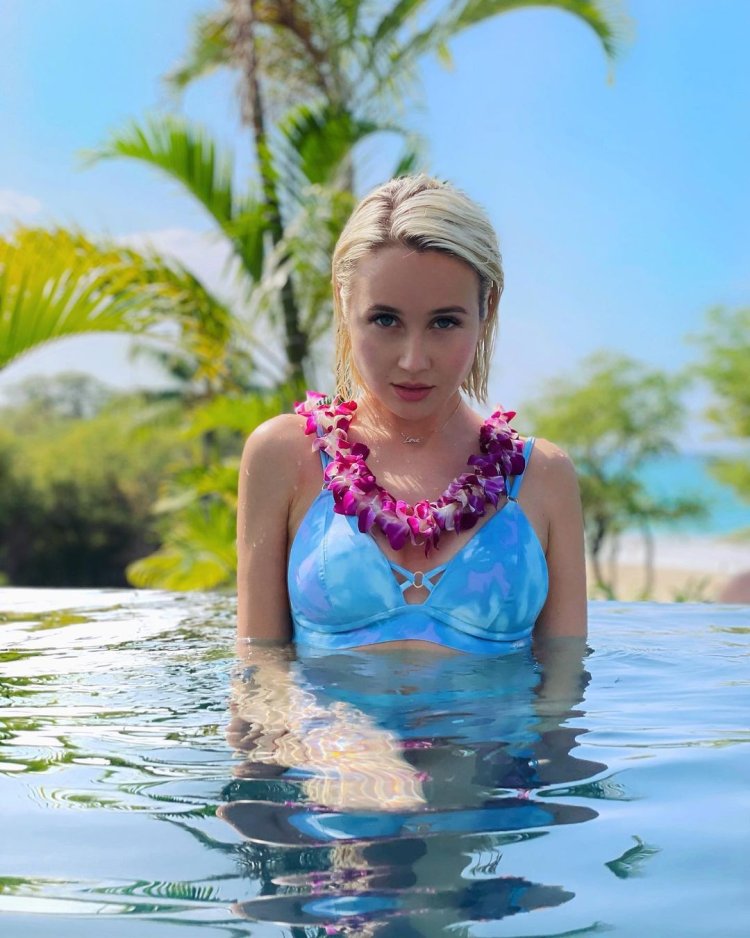 Клава кока в купальнике