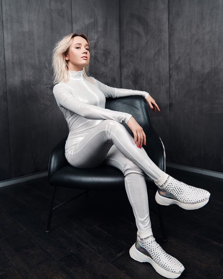 Клава Кока в купальнике