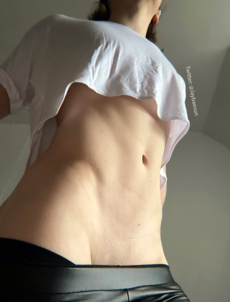 Бугорок в трусиках фембой