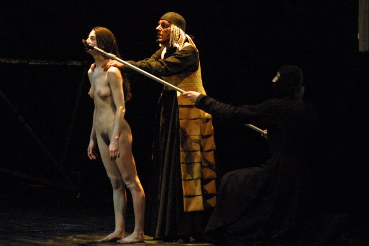 Театральные постановки в стиле ню