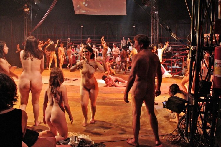 Uzyna_Uzona_naked_Theatre_Brazil актриса