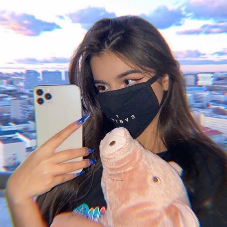 Амина тендерлибае в чёрной маске