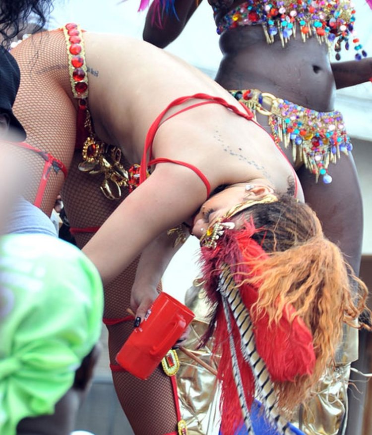 Рианна на карнавале в барбадосе