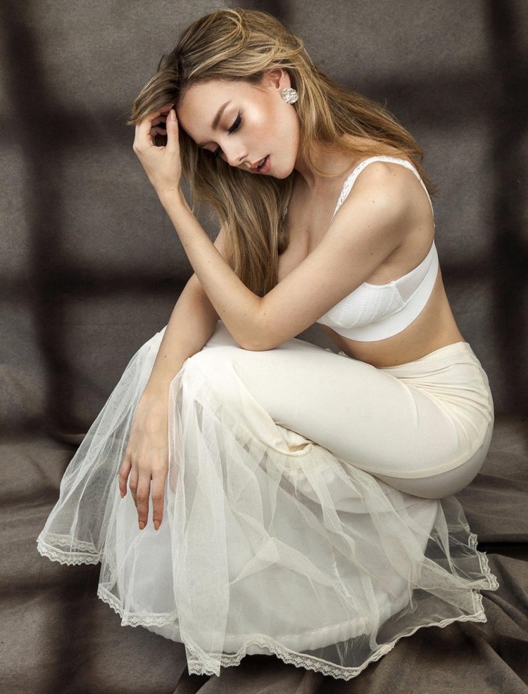 Эстер Экспозито в платье