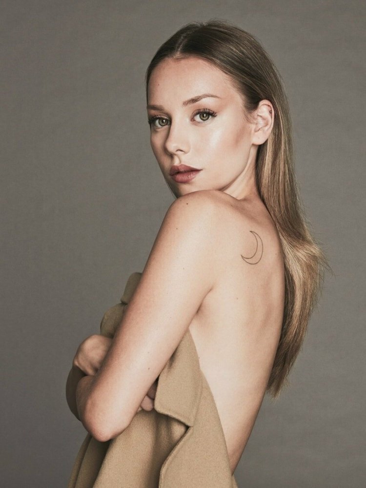 Эстер экспозито topless