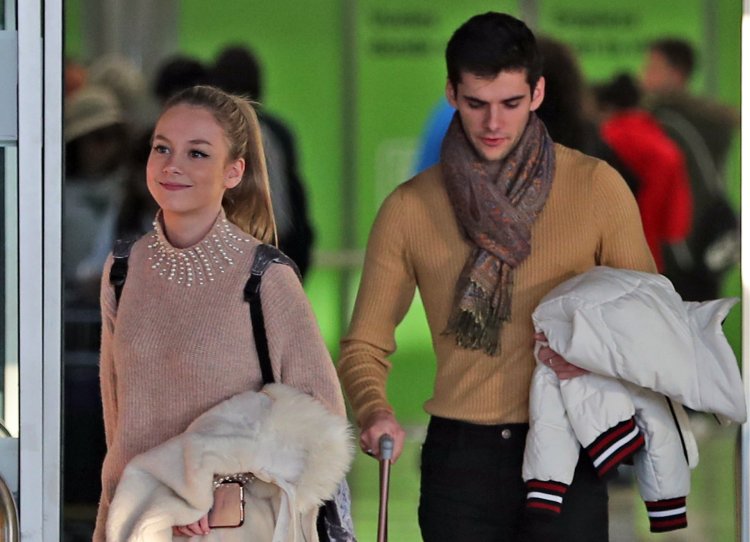 Эстер Экспозито в бассейне