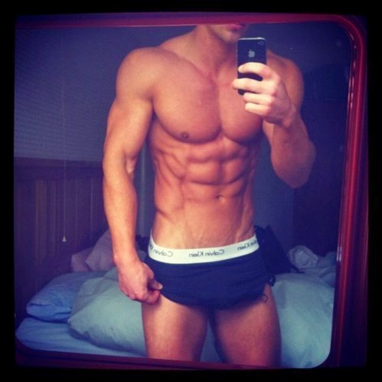 Парни с прессами на кровати