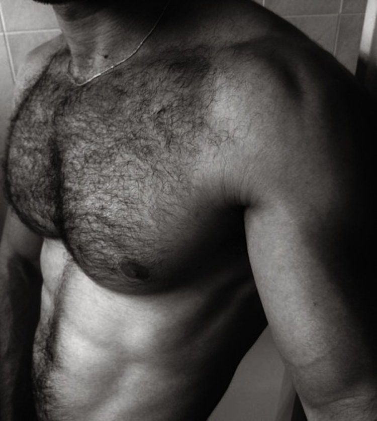 Мужской торс от первого лица