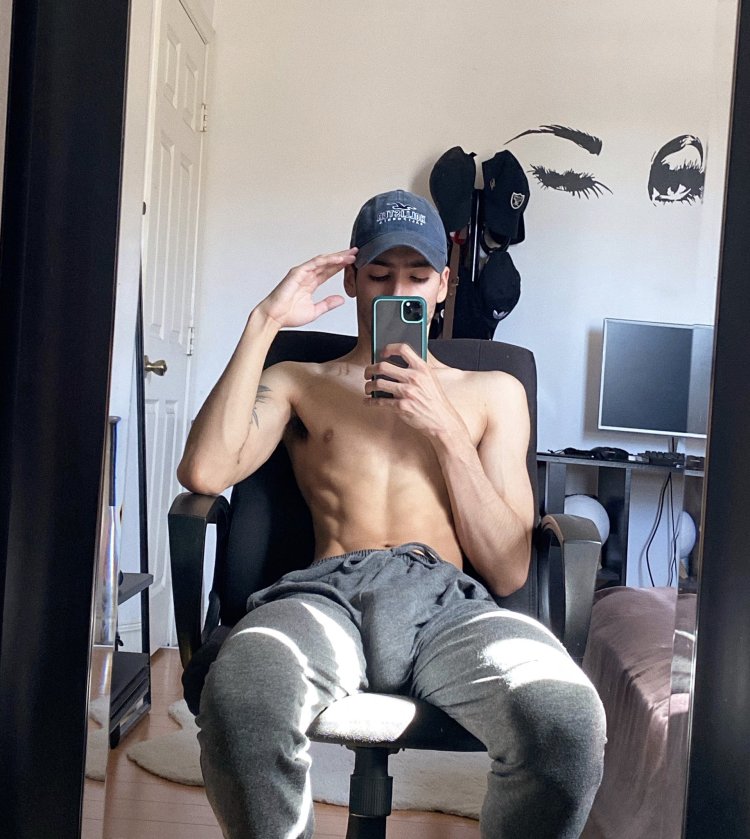 Голый мужской торс